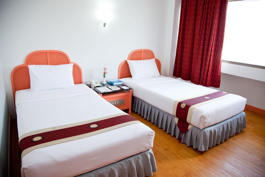 Thumrin Hotel Trang Room photo