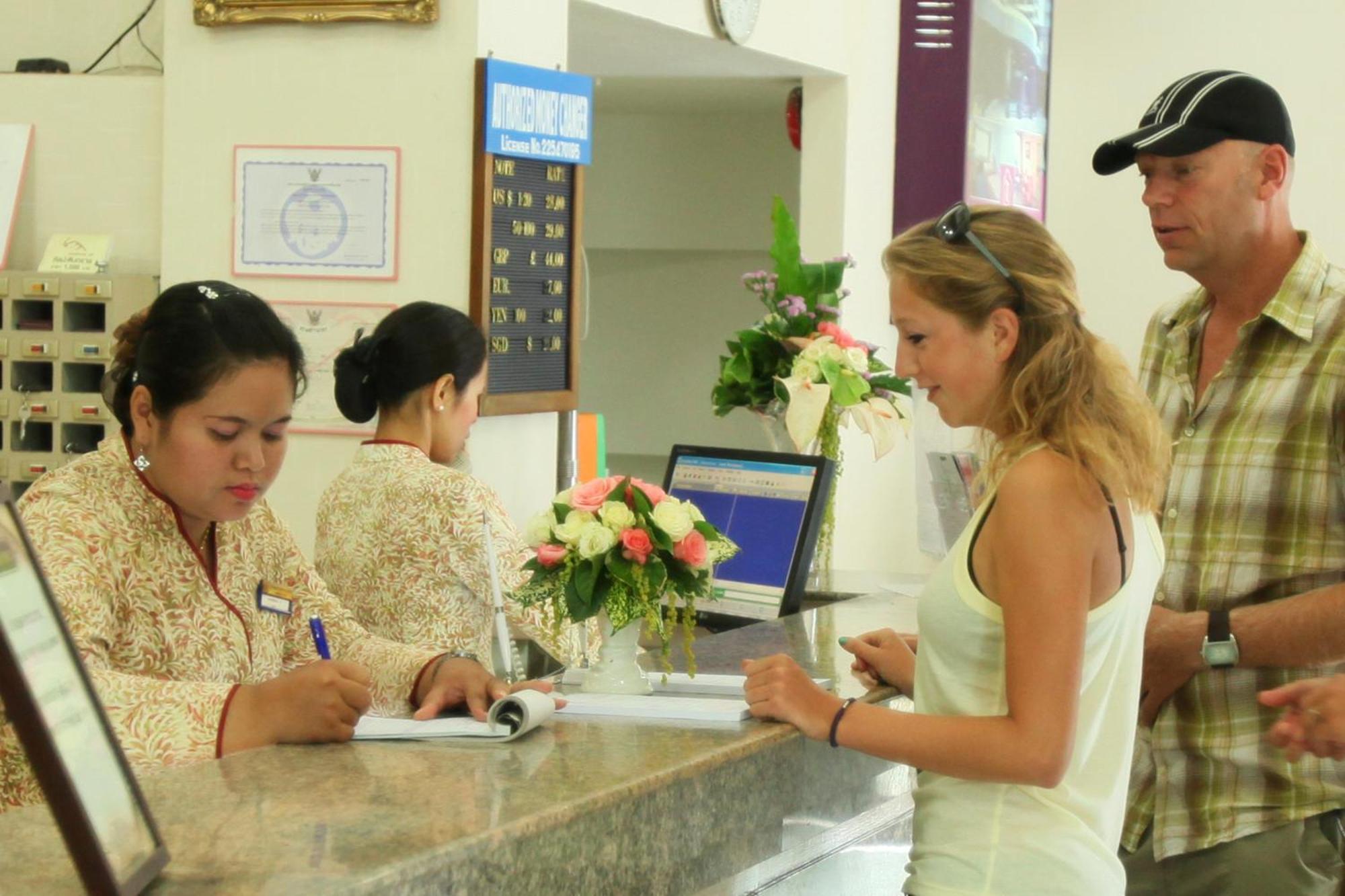 Thumrin Hotel Trang Exterior photo