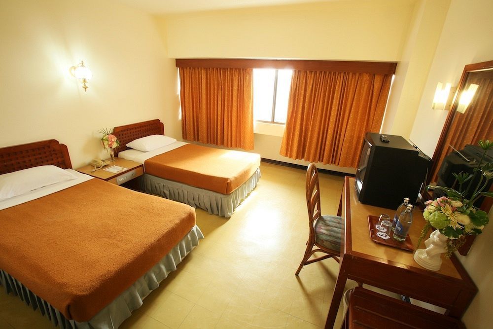 Thumrin Hotel Trang Exterior photo