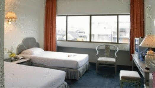 Thumrin Hotel Trang Exterior photo